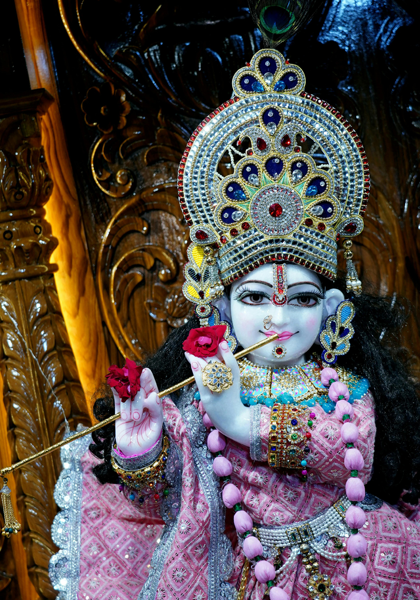 radha moorti with grace look