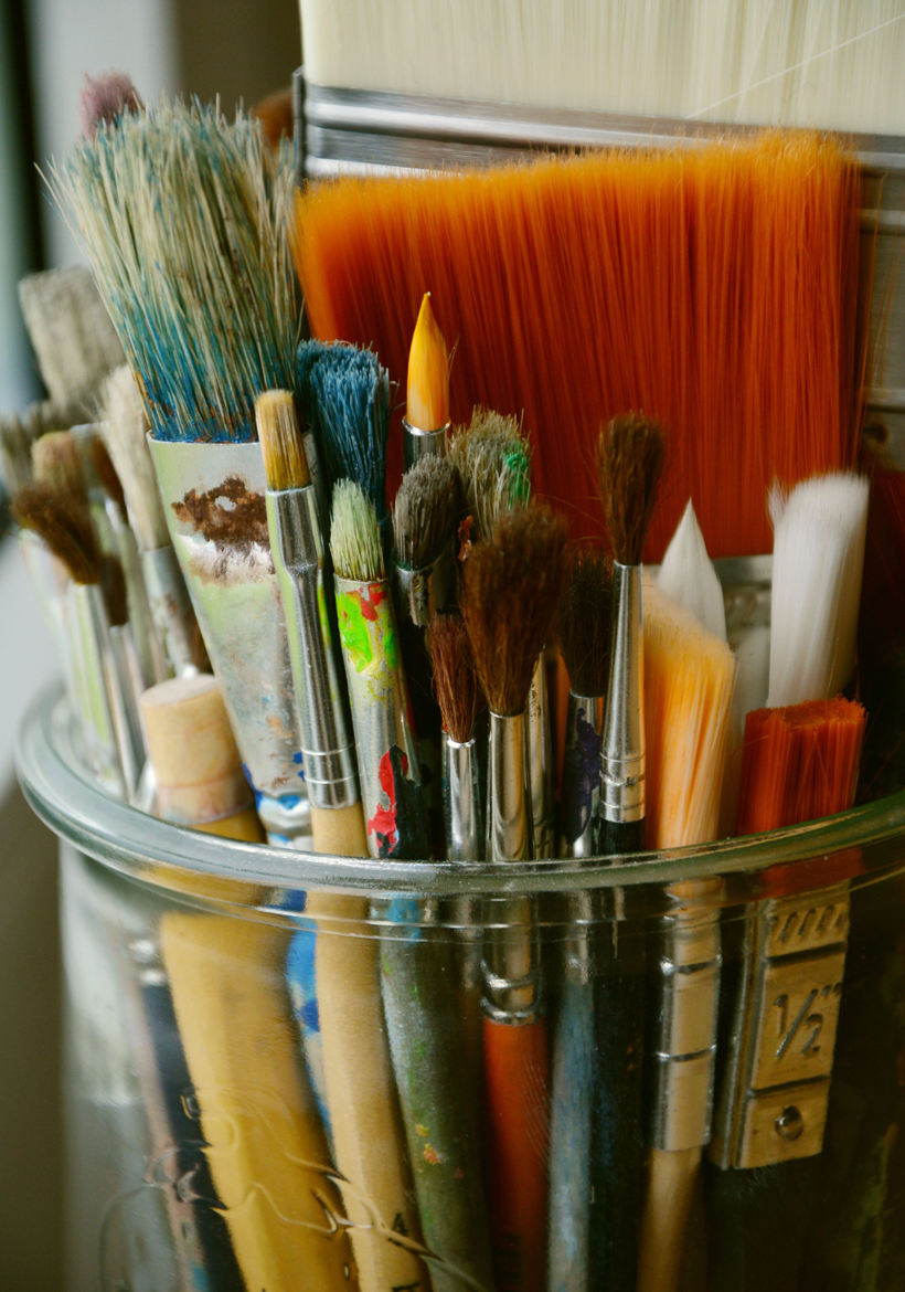 paint brush kit in the crystal glass
