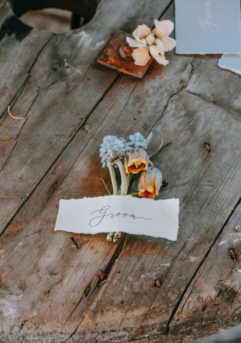 wedding dry decoration flower with paper groom title